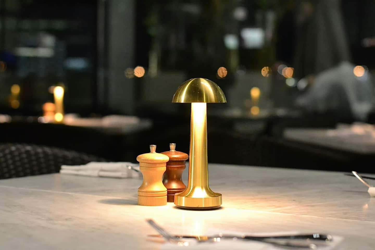 Loş ışıklı premium restoran masa düzeni